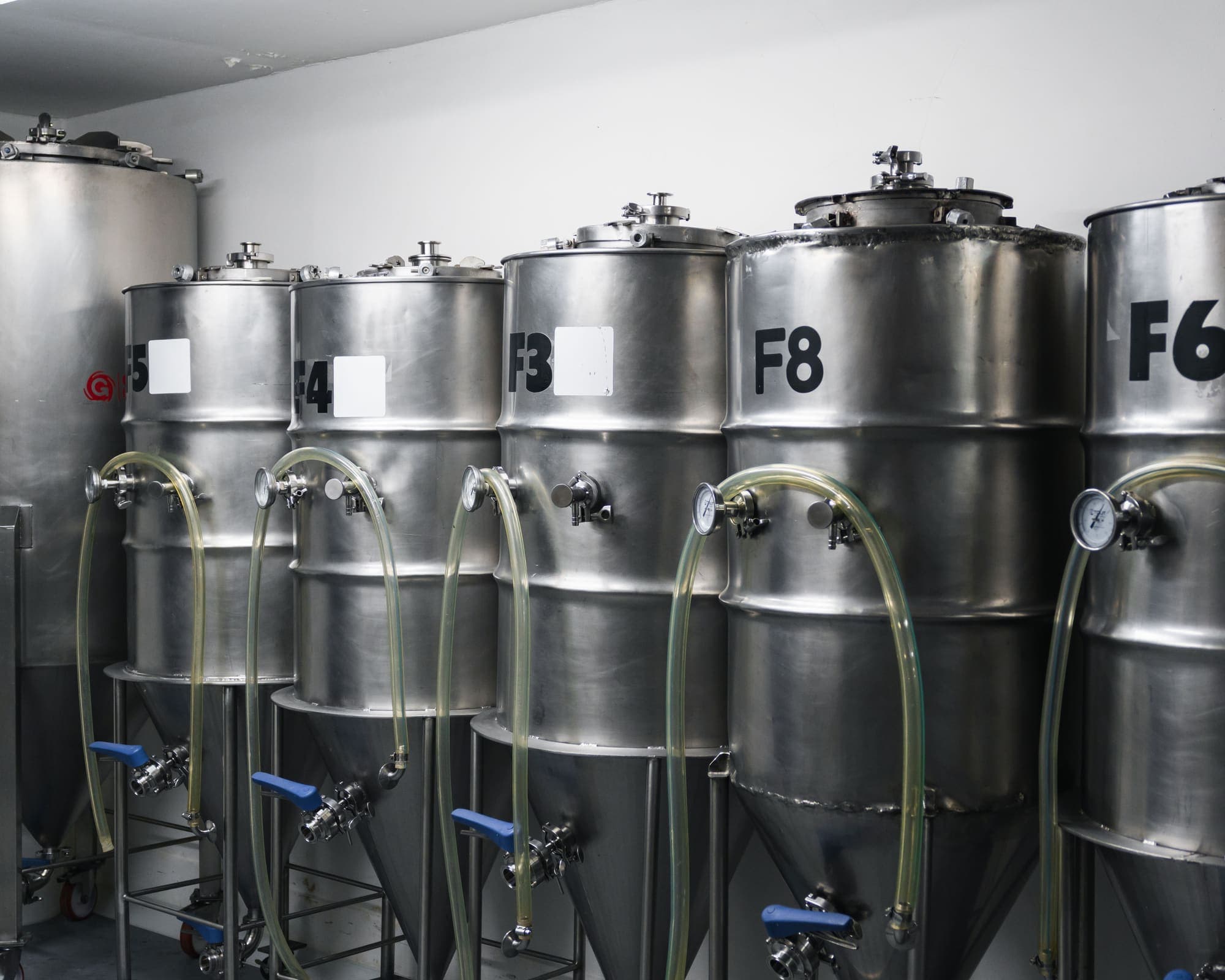 Numbered fermenters with their hoses